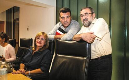 Javier Heras (en el centro) entre dos compañeros de la candidatura de Ganemos Sanse.