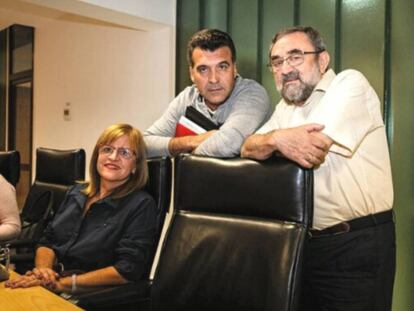 Javier Heras (en el centro) entre dos compañeros de la candidatura de Ganemos Sanse.