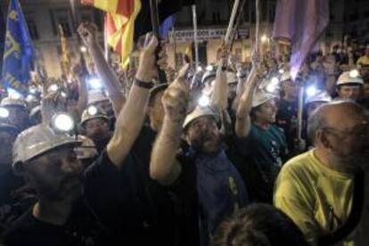 Llegada de los mineros de la "marcha negra", acompañados por miles de personas, a la Puerta del Sol, ayer en Madrid.