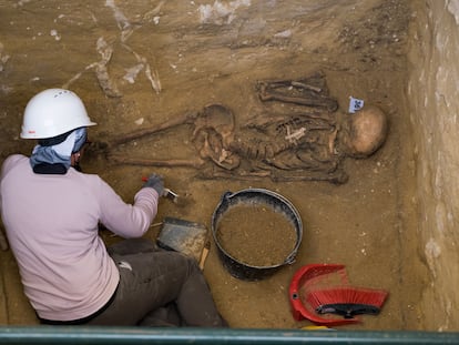 Un arqueólogo de la asociación AMEDE trabaja en una de las fosas comunes donde reposan restos de represaliados por el franquismo en el cementerio de San Fernando, Cádiz.