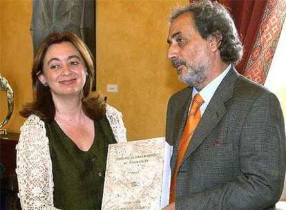 José Chamizo y la presidenta del Parlamento, Mar Moreno, en la entrega del informe del Defensor de 2005.