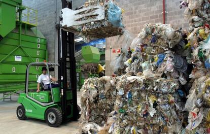 Un operario trabaja en el reciclaje de plásticos en una planta de Amorebieta.