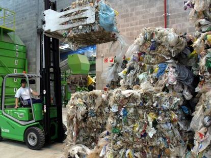 Un operario trabaja en el reciclaje de plásticos en una planta de Amorebieta.