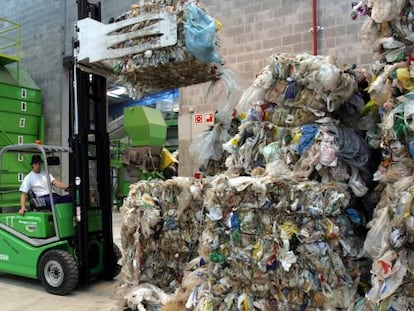 Un operario trabaja en el reciclaje de plásticos en una planta de Amorebieta.