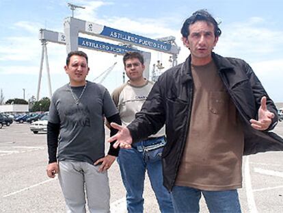 De izquierda a derecha, Antonio Pérez, Marcos Ufarte y Antonio Coello, a la salida de su trabajo.
