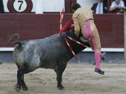 Cogida en el quinto toro de Luis Miguel Encabo.