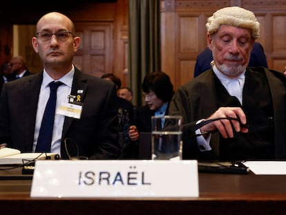 El fiscal general adjunto de Derecho Internacional de Israel, Gilad Noam, y el jurista británico Malcolm Shaw en la Corte Internacional de Justicia.