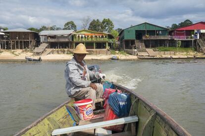 Guayana Francesa es tierra de inmigrantes: esclavos fugados, campesinos hmong de Laos, chinos, franceses del continente europeo, sudamericanos buscadores de oro y de tesoros, refugiados del clima haitianos y caribeños, población criolla y unos pocos miles de indígenas. En la imagen, un ciudadano chino en su lancha motora.