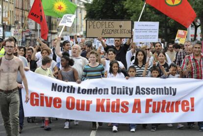 Decenas de personas marchan hacia Tottenham en una protesta contra los disturbios de los últimos días en la capital inglesa.