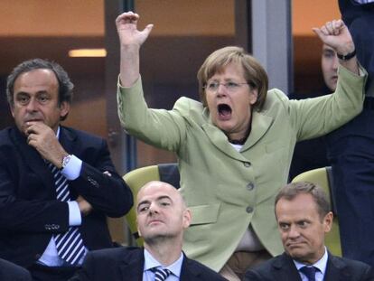 Angela Merkel celebra el gol de Lahm en Gdansk