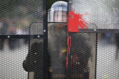 Un policía antidisturbios durante la protesta contra las reformas del mercado de trabajo del gobierno en París.