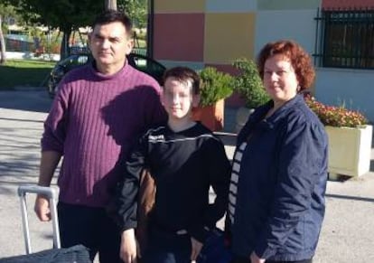 Loredana Ramona y su familia, a las puertas del polideportivo en el que han pasado la noche.