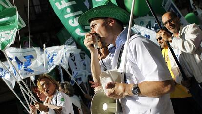 Manifestación de trabajadores del Servicio Andaluz de Salud, en Sevilla, contra los recorte.