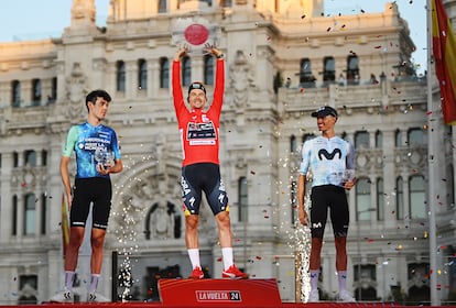 Roglic (centro), con O'Connor (izquierda) y Mas, este domingo en Madrid con su trofeo como campen de La Vuelta.