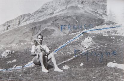 Victor Sánchez Fernandez se fotografía en mayo de 1959 en la frontera de Francia con España, que señala con un bolígrafo, para comunicarle a su familia que está a salvo. Está sentado en España. Nunca volvió a su pueblo.