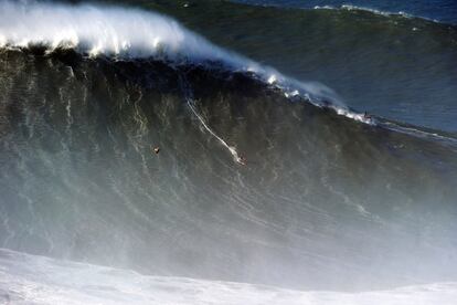 El brasileño Rodrigo Koxa, el 8 de noviembre de 2017, durante una sesión de tow-in en Nazaré surfeó esta ola; una de las mayores sin duda de la temporada.