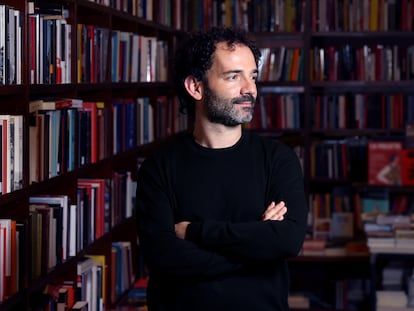 El escritor y director de cine Luis López Carrasco, en la librería La Central de Madrid el pasado 16 de noviembre.