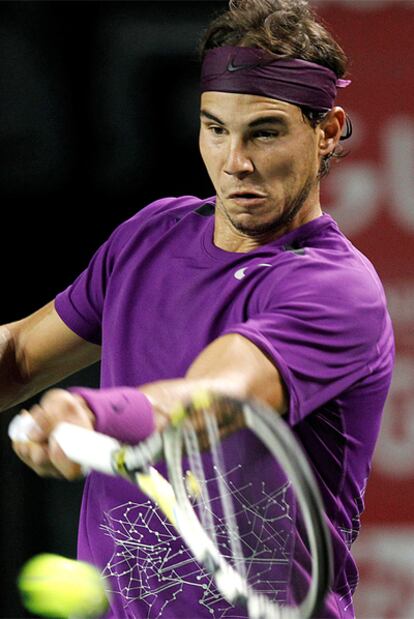 Nadal golpea la pelota durante el partido contra Go Soeda.