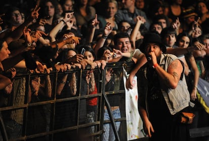 Kutxi Romero en el foso, al lado del pblico, en un concierto de Marea de 2008 en Montevideo (Uruguay).  

