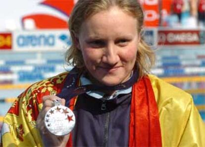 Nina Zhivanevskaya muestra la medalla de plata conseguida en la final de 50 metros espalda.