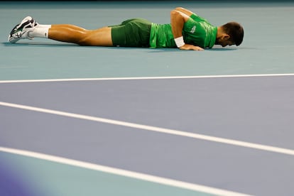 Djokovic, sobre el suelo tras sufrir un resbalón.