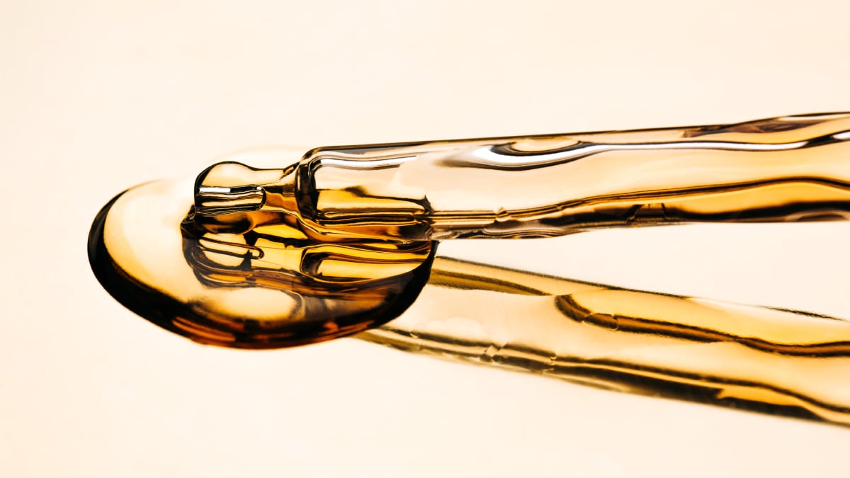 Descubre cómo los 7 usos del aceite de jojoba pueden transformar tu rutina de cuidado personal.