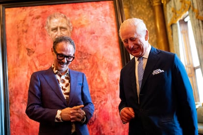 Carlos de Inglaterra junto al artista Jonathan Yeo, autor de su nuevo retrato, este 14 de mayo en Buckingham.