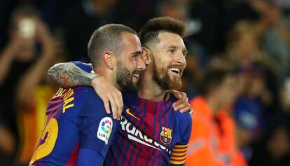 Aleix Vidal celebra junto a Messi un gol del Barça ante el Eibar.