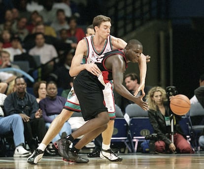 Pau Gasol (I), jugador de baloncesto español enrolado en el equipo de los Memphis Grizzlies de la NBA, en el transcurso de un partido amistoso de pretemporada de su equipo. Octubre 2001. Reportaje sobre Pau Gasol, nuevo de jugador de los Memphis Grizzlies (NBA) © Ricardo Gutierrez