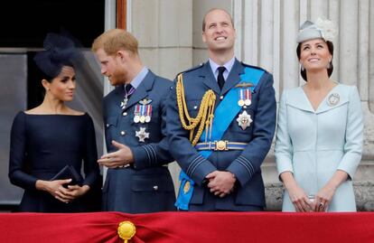 Meghan Markle, el príncipe Enrique, el príncipe Guillermo y Kate Middleton, durante la celebración del centenario de las Fuerzas Aéreas Británicas, el 10 de julio de 2018 en Londres.