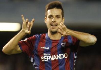 Manu del Moral celebra un gol