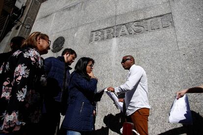 Brasileiros votam na Embaixada em Buenos Aires, Argentina.