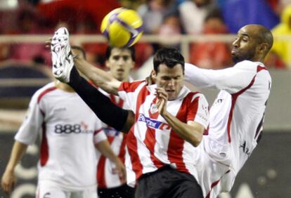 Orbaiz disputa con Kanouté un balón frente al Sevilla.