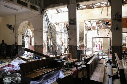 Daños causados tras la explosión en el interior de la iglesia de San Antonio, en Colombo, este domingo.