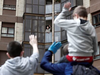 Two children wave to their grandfather in Pamplona on Sunday.