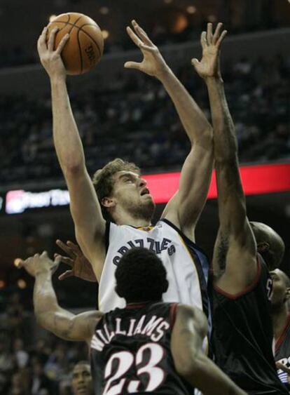 Gasol lucha por un balón ante la oposición de Steven Hunter y Louis Williams, ambos de los Sixers de Filadelfia