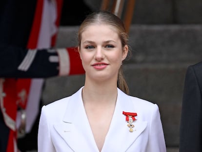 La princesa Leonor eligió un traje de chaqueta blanco.