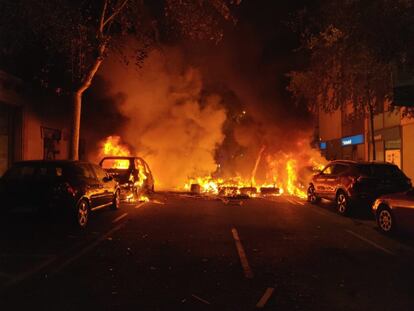 Una hoguera y varios coches ardiendo en el centro de Barcelona, durante las protestas en la noche de este miércoles contra la sentencia del 'procés'.