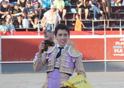 César Pacheco, con la oreja que cortó a su primer novillo.