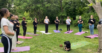 El grupo de Oliva practicando yoga en el parque del Retiro, en una imagen cedida.