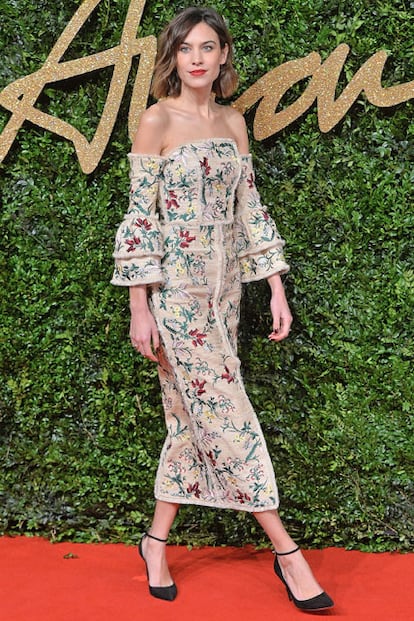 Alexa Chung fue la encargada de presentar el premio al Diseñador Consolidado con el que se alzó su amigo Erdem. La británica eligió un vestido de la firma para la ocasión.