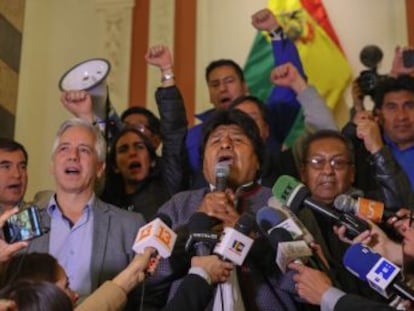Evo Morales logra un 45,7% y su principal adversario, Carlos Mesa, un 37,8% con casi el 84% de los votos escrutados, según la transmisión rápida de actas