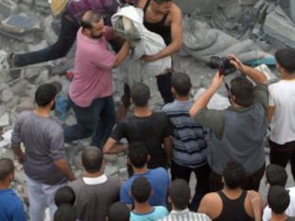 Resgate do corpo de um dos mortos, nesta sexta-feira, em um ataque a Rafah.