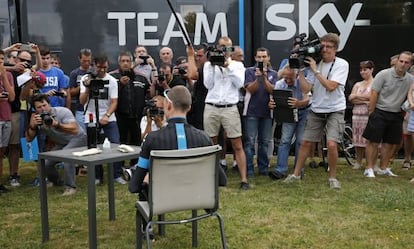 Froome, ante la prensa y una botella de tinto en el d&iacute;a de descanso.