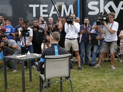 Froome, ante la prensa y una botella de tinto en el día de descanso.