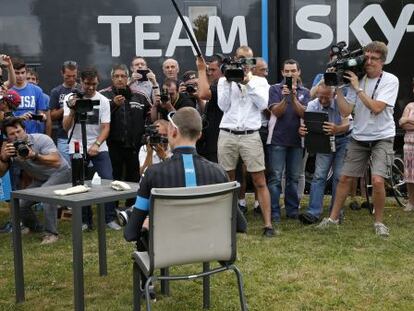 Froome, ante la prensa y una botella de tinto en el d&iacute;a de descanso.