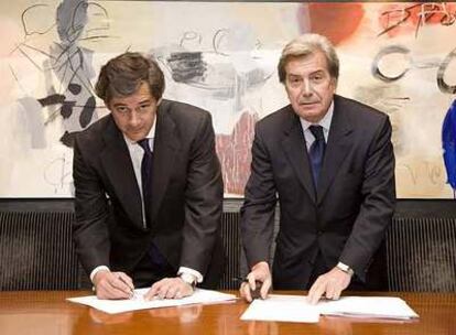 Entrecanales (izquierda) y Conti firman el acuerdo para la compra de Endesa en marzo de 2007.