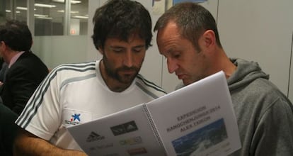 Alex Txikon, a la izquierda, enseña al también alpinista Juan Ramón Madariaga detalles de su expedición. 