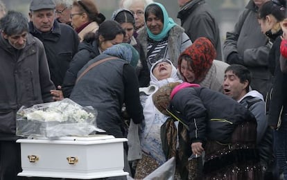 La madre de la bebé fallecida, junto a otros familiares, durante el entierro este lunes en Wissous.