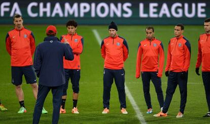 Los jugadores del Paris Saint-Germain en el estadio del Leverkusen.